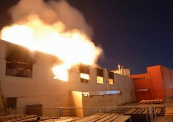 foto: Dantesco incendio destruyó el depósito de un supermercado