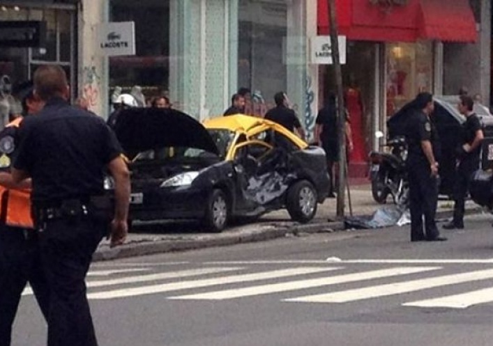 foto: Taxi chocó se fugó y mató a una mujer