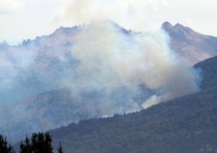 foto: Un importante incendio forestal arrasa el cerro Otto de Bariloche