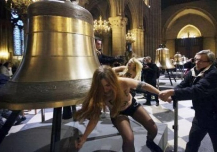 foto: Feministas festejaron la renuncia del Papa desnudas en Notre Dame