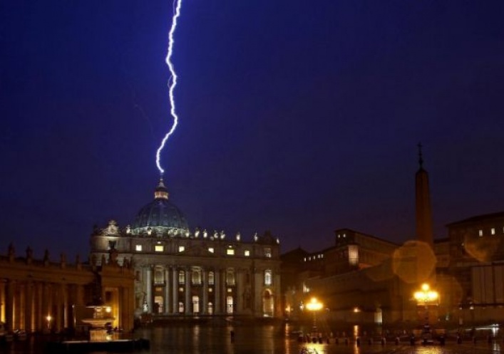 foto: El intrigante rayo que cayó sobre el Vaticano