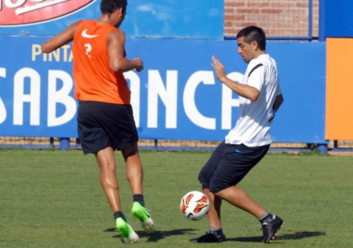 foto: Riquelme convirtó un gol en la práctica y acelera su vuelta