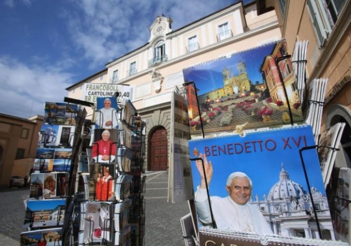 foto: Un "outlet" de souvernirs de Benedicto XVI tras la renuncia