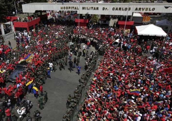 foto: Miles de personas acompañan el cortejo fúnebre de Chávez
