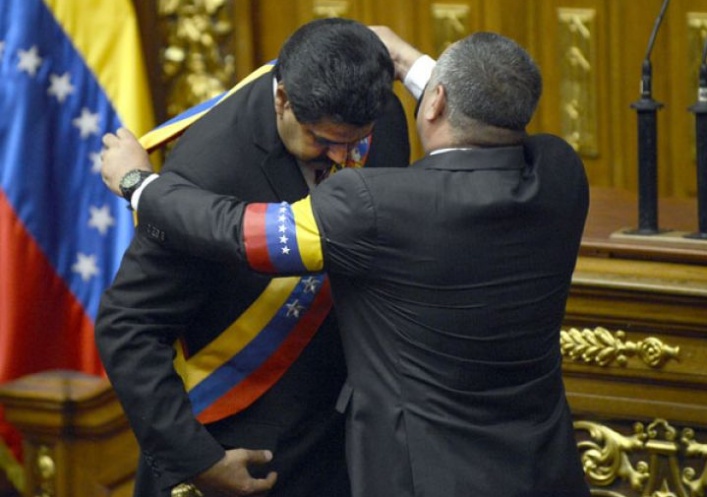 foto: Maduro juró como presidente: "Esta banda pertenece a Chávez"