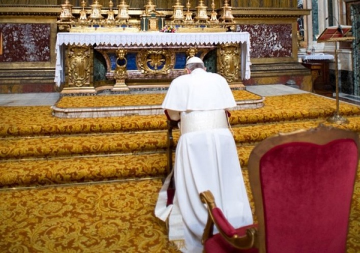 foto: Francisco fue a rezar y se reunirá con los cardenales que lo eligieron