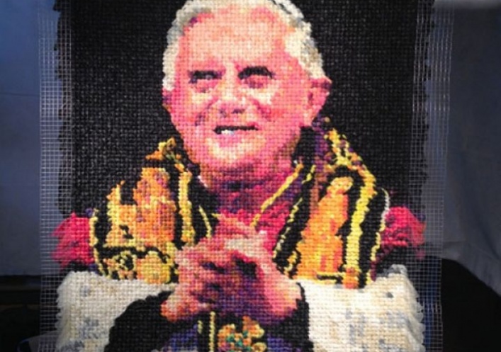 foto: Crean un retrato de Benedicto XVI con 17.000 preservativos de colores