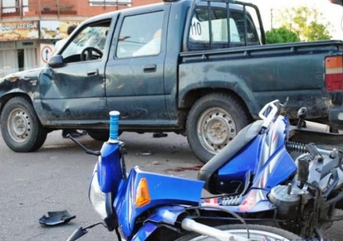 foto: Motociclista impactó violentamente contra una camioneta y murió en el acto
