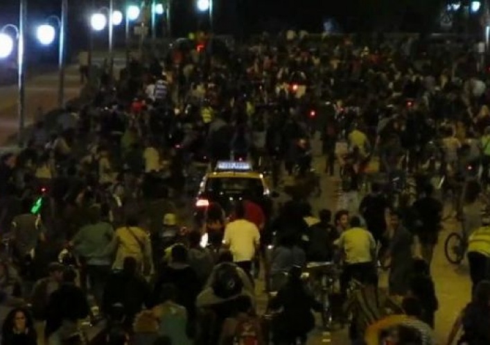 foto: Un taxi embistió a una caravana de ciclistas en Palermo y huyó