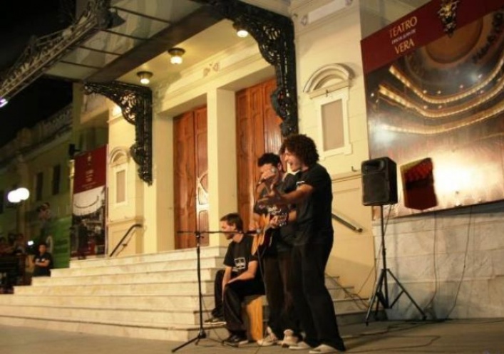 foto: Con artistas en las escalinatas, el Teatro Juan de Vera inauguró su año de festejos