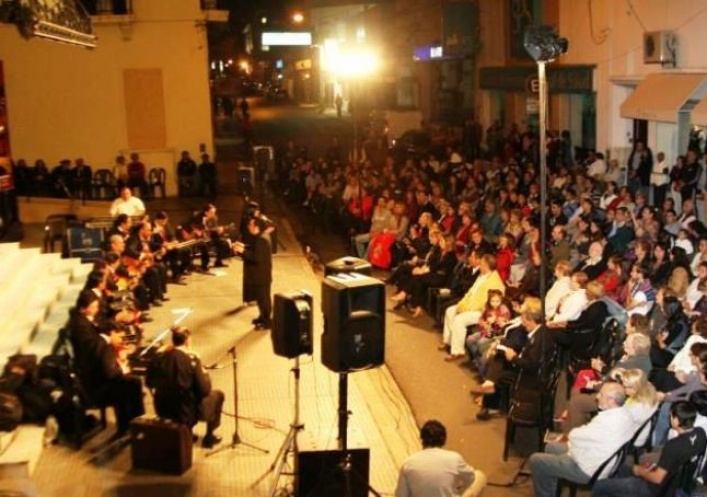 foto: Deslumbrante actuación de la Orquesta Folklórica en las puertas del Teatro Vera