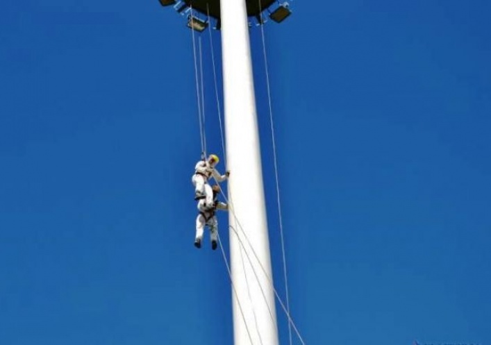 foto: Rescataron a dos obreros que quedaron colgados en un poste de luz del puente