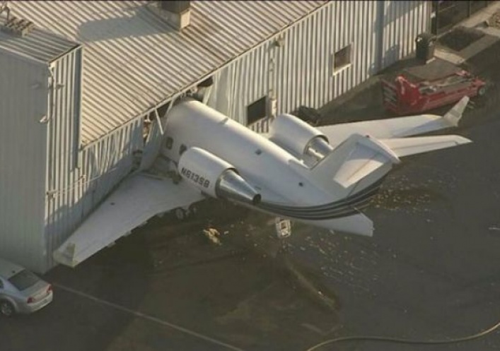 foto: Un avión terminó encajado en un hangar durante una prueba