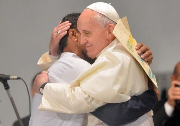 foto: El Papa visita una favela y se reúne con jóvenes argentinos
