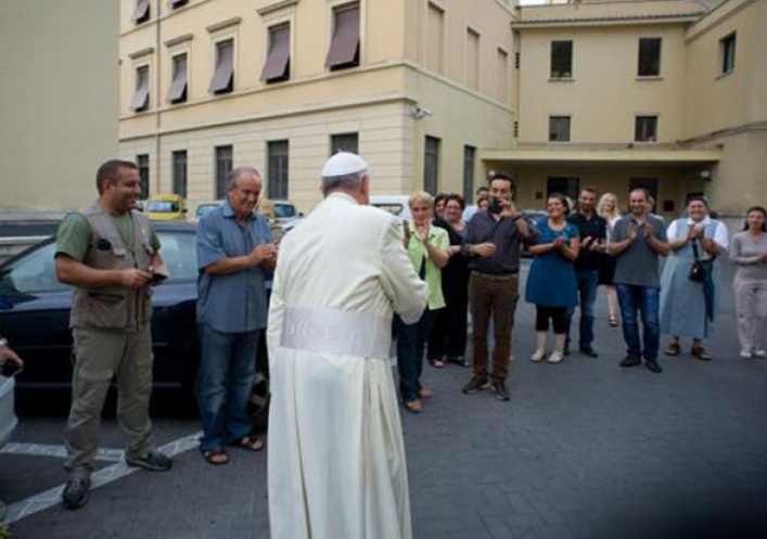 foto: Vaticano: visita sorpresa de Francisco a obreros