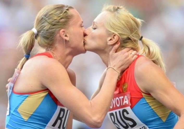 foto: Un apasionado beso entre dos atletas rusas generó polémica