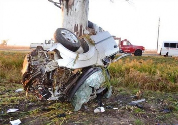foto: En un espectacular vuelco en Saladas, un automóvil se estrelló contra un árbol
