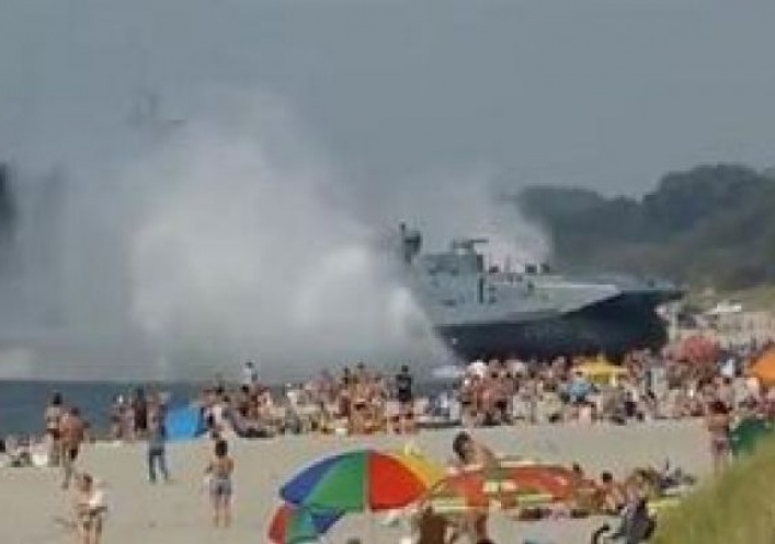 foto: Un barco militar ancló en plena playa