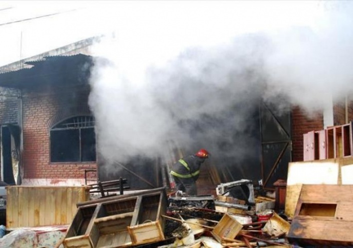 foto: Un voraz incendio consumió el local de ventas y el depósito de una mueblería