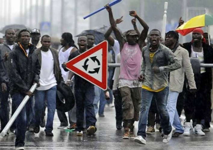 foto: Macabro juego italiano: tiro al blanco con inmigrantes negros