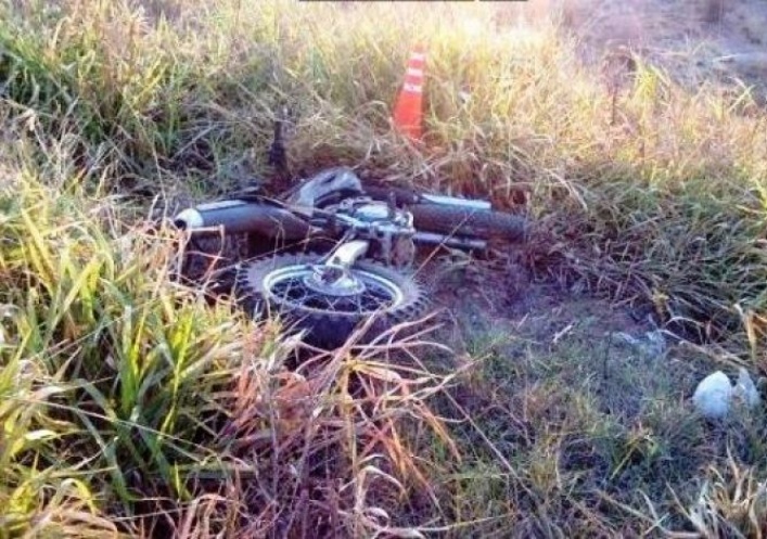foto: Un motociclista despistó en curva, cayó y murió en el acto