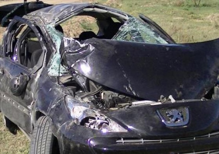 foto: Esquina: espectacular despiste y vuelco de un automóvil que quedó destruido
