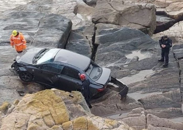 foto: Perdió el control del auto y cayó desde un barranco en la costa de Mar del Plata