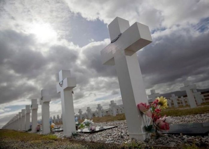 foto: Hallan restos de cinco soldados argentinos en una tumba de Darwin