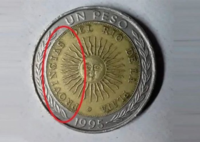 foto: Ofrecen hasta 15 mil pesos por una moneda de un peso con un error ortográfico