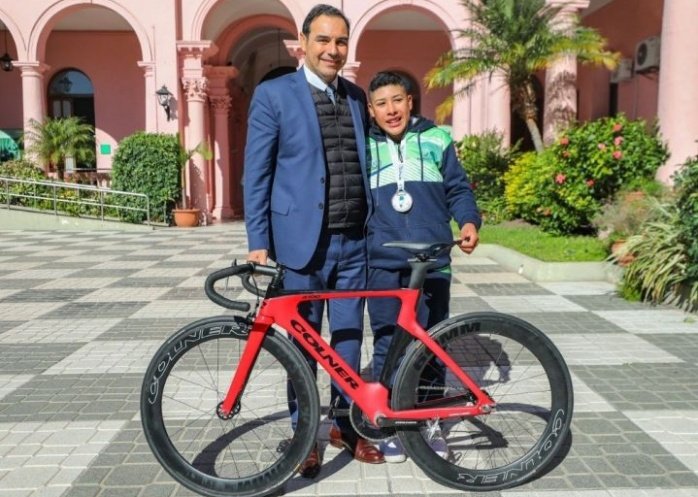 foto: El campeón argentino de ciclismo es goyano y Valdés le regaló una bicicleta