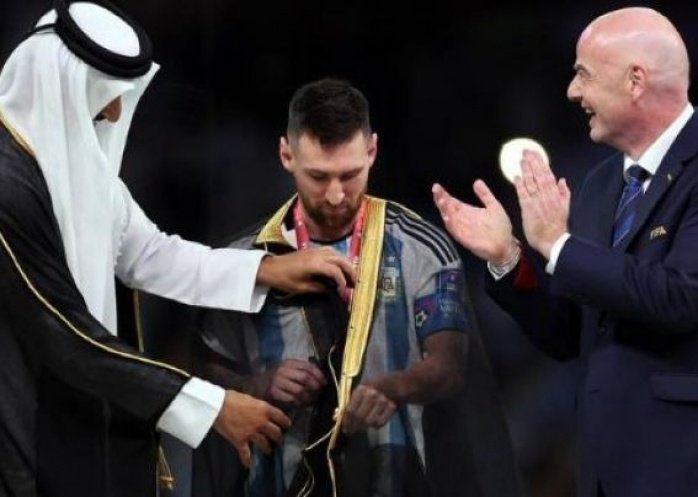 foto: Qué significa el `Bisht', la capa que usó Messi para levantar la copa