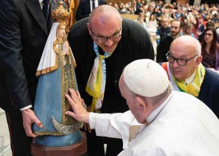 foto: El Papa Francisco bendijo una imagen de la Virgen de Itatí