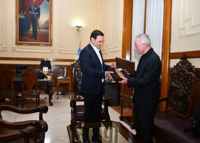 foto: Monseñor Stanovnik visitó al Gobernador y dio una bendición en Casa de Gobierno