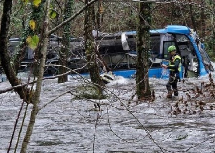 foto: Tragedia en España: siete muertos y dos heridos por la caída de un micro a un río