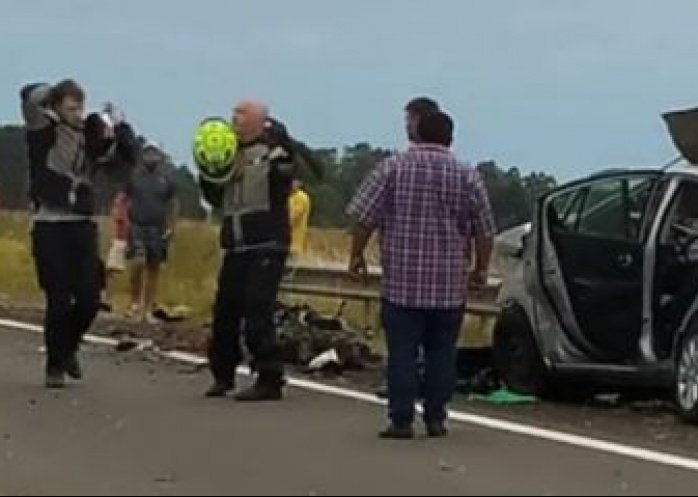 foto: Dos mujeres muertas tras el choque de un camión repleto de yerba con un auto por Ruta Nacional 14