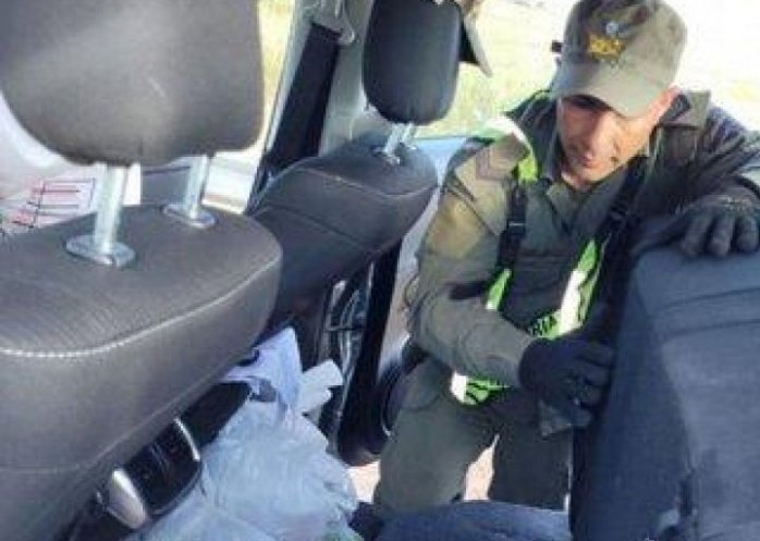 foto: Secuestraron 450 mil reales que estaban ocultos en el asiento de una camioneta